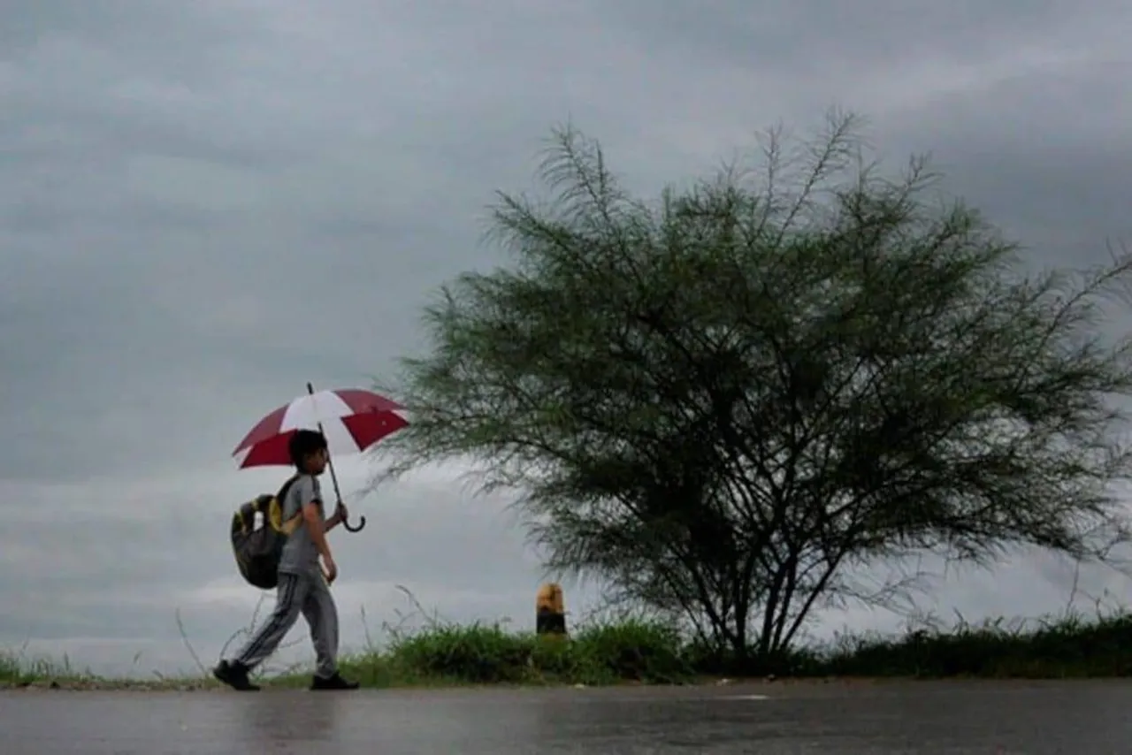 পুজোর আগে রেহাই নেই বৃষ্টির হাত থেকে