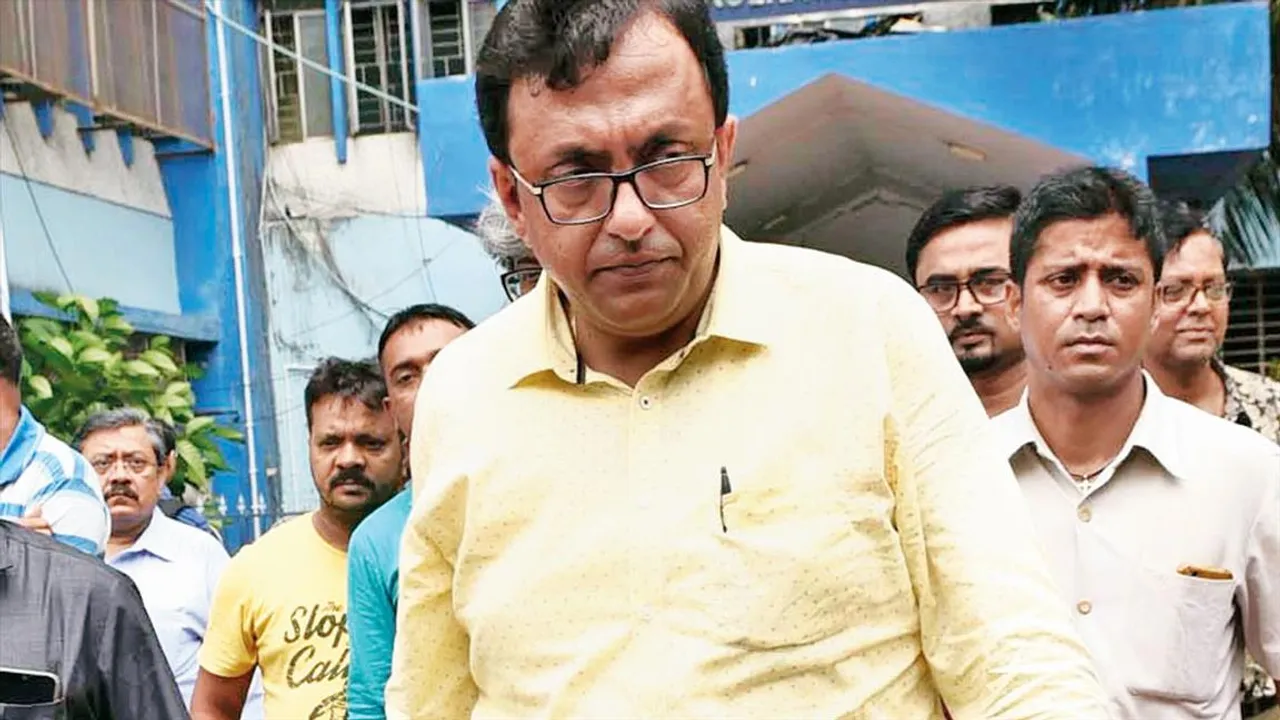 সচেতনতা প্রচারে সস্ত্রীক শান্তনু সেন