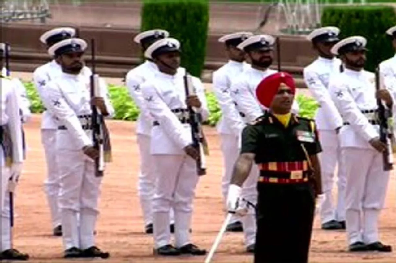 গার্ড অফ অনার সম্মান দেওয়া হল প্রাক্তন রাষ্ট্রপতিকে