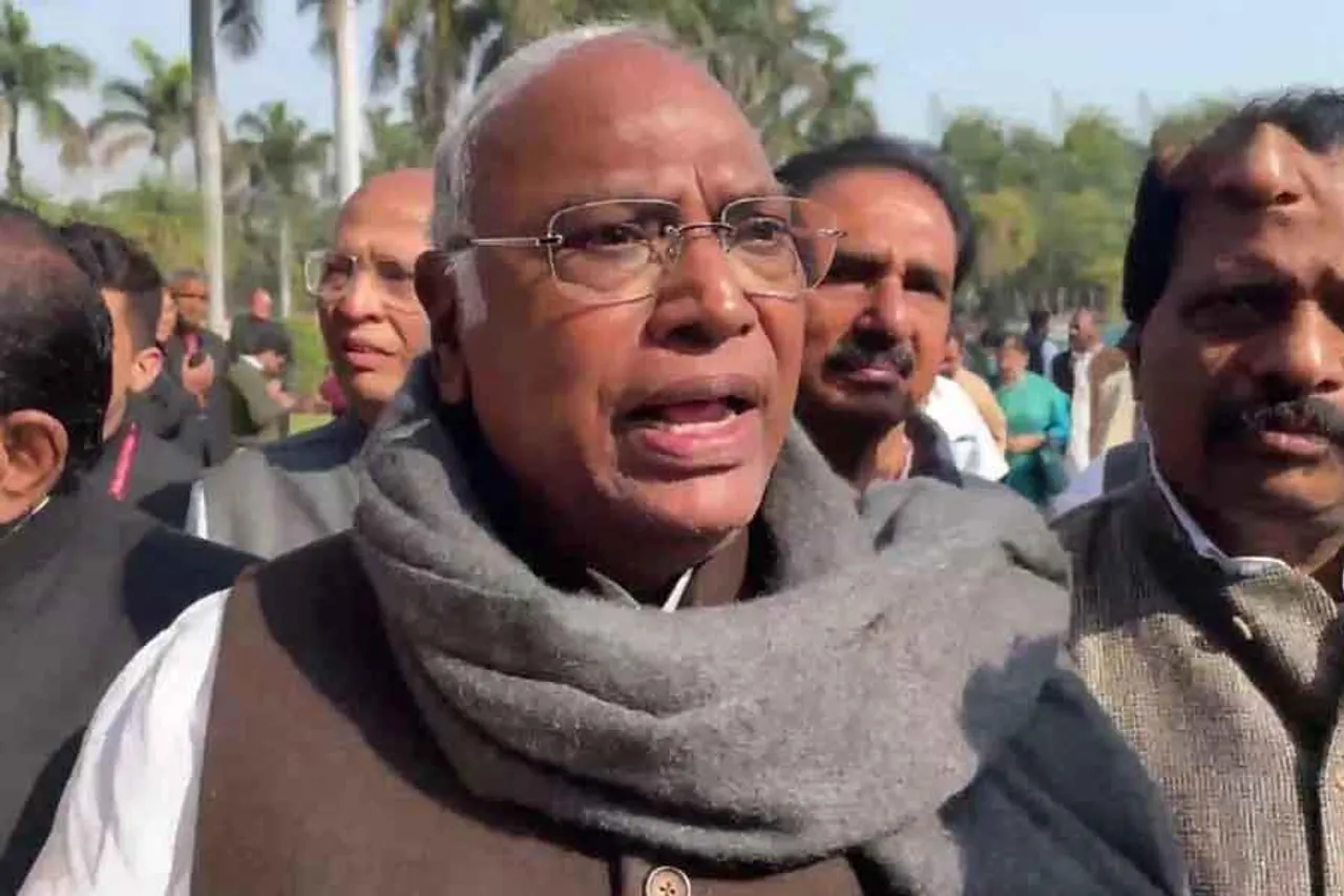 আদানি ইস্যু নিয়ে প্রধানমন্ত্রীর প্রতিক্রিয়া চাই আমরা: মল্লিকার্জুন খার্গে