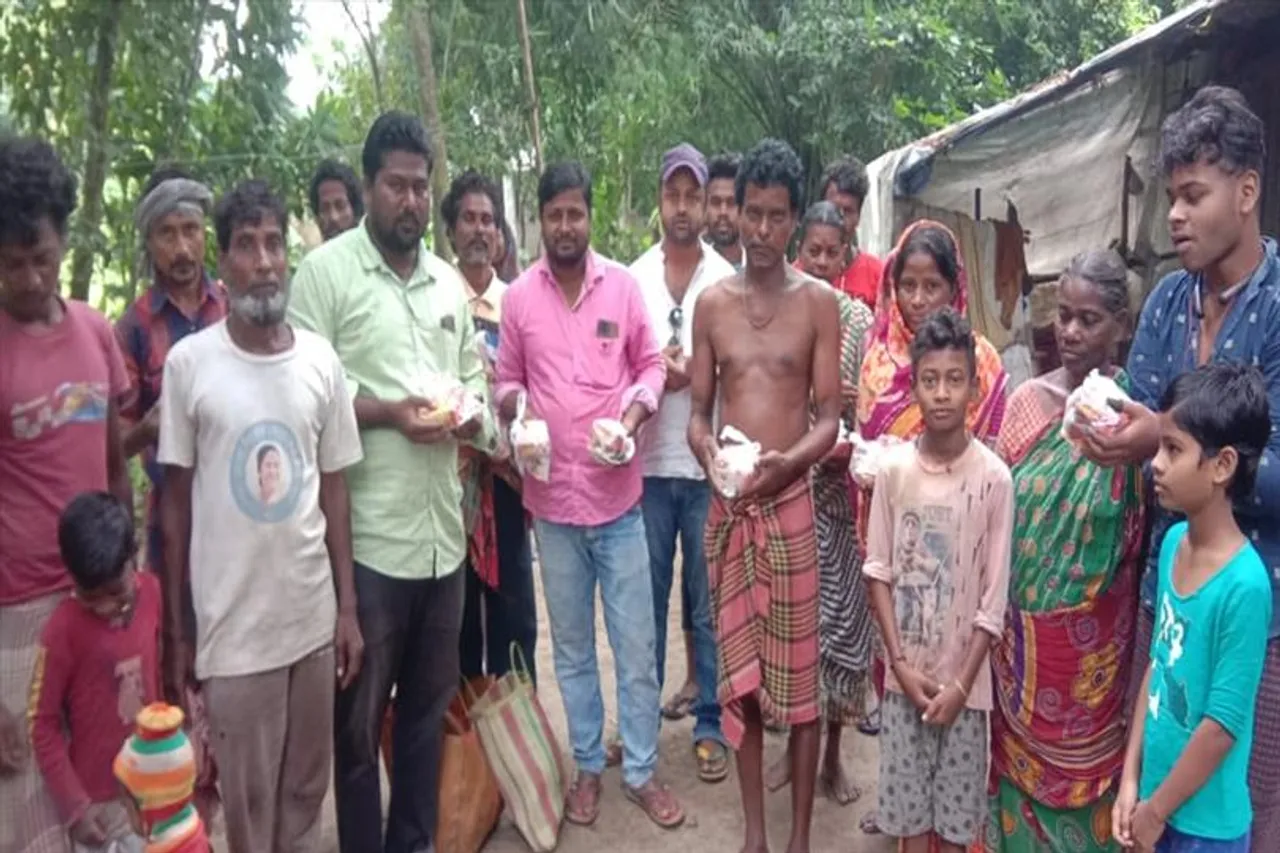 ১২৬ টি পরিবারের হাতে দীপাবলির সরঞ্জাম তুলে দেওয়া হল