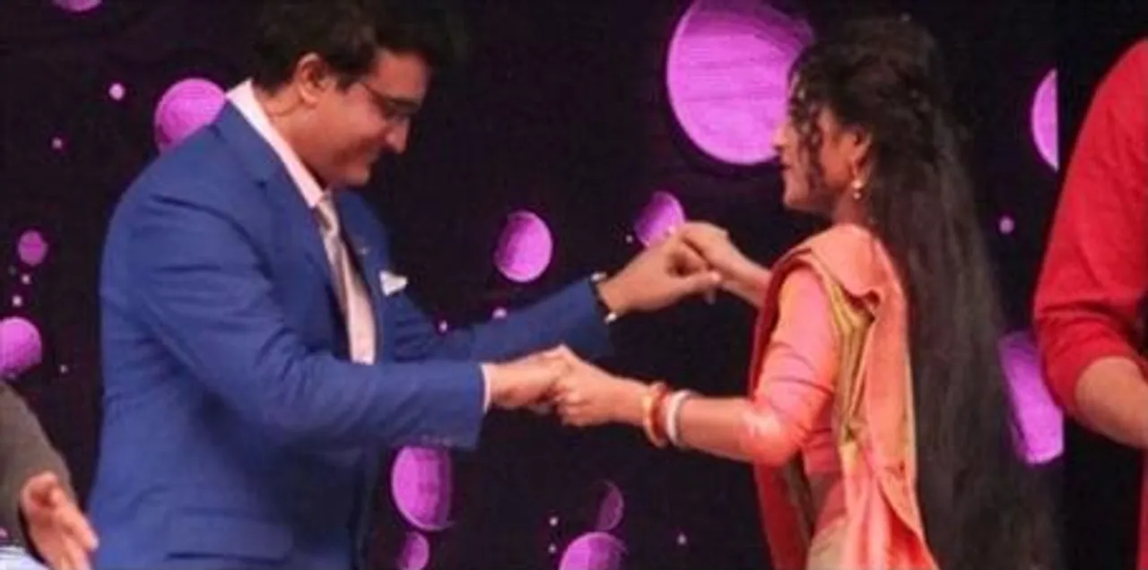 দাদার হাত ধরে মিঠাই-এর তুমুল নাচ, দেখুন ভিডিও