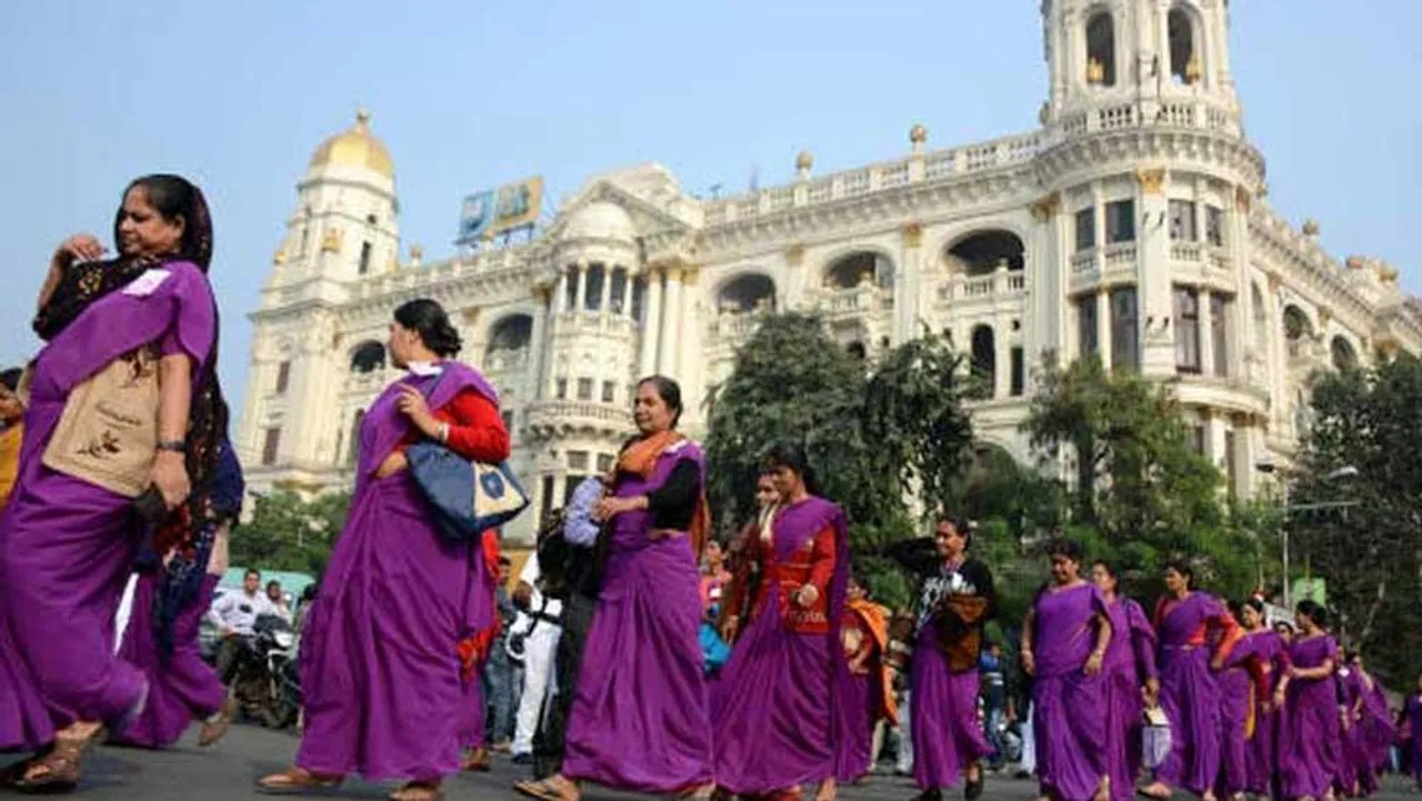 মহিলাদের জন্য ব্যাপক কাজের সুযোগ বাংলায়!