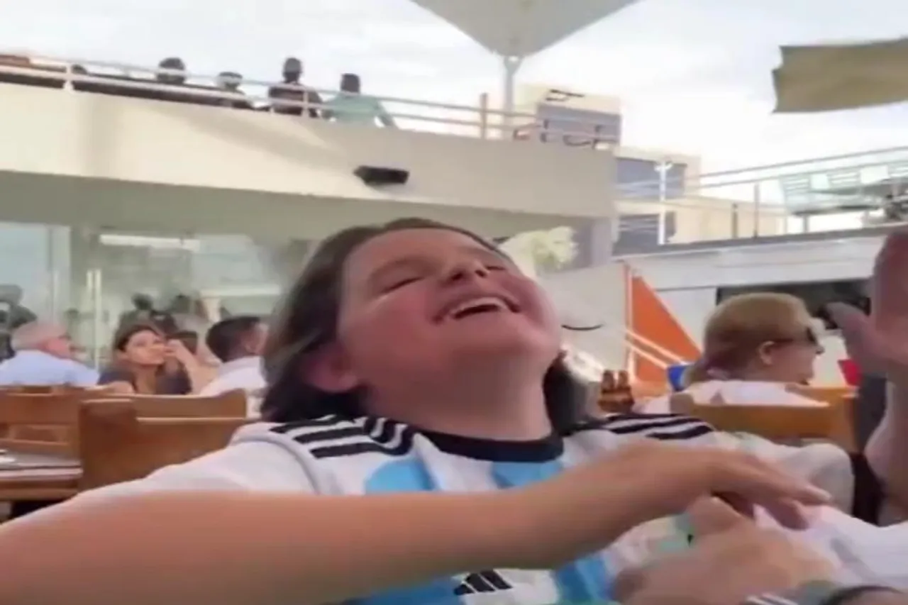 চোখে না দেখলেও ফুটবলের উন্মাদনায় মেতে ওঠা যায়, বুঝিয়ে দিল খুদে মেসি ভক্ত- দেখুন ভিডিও