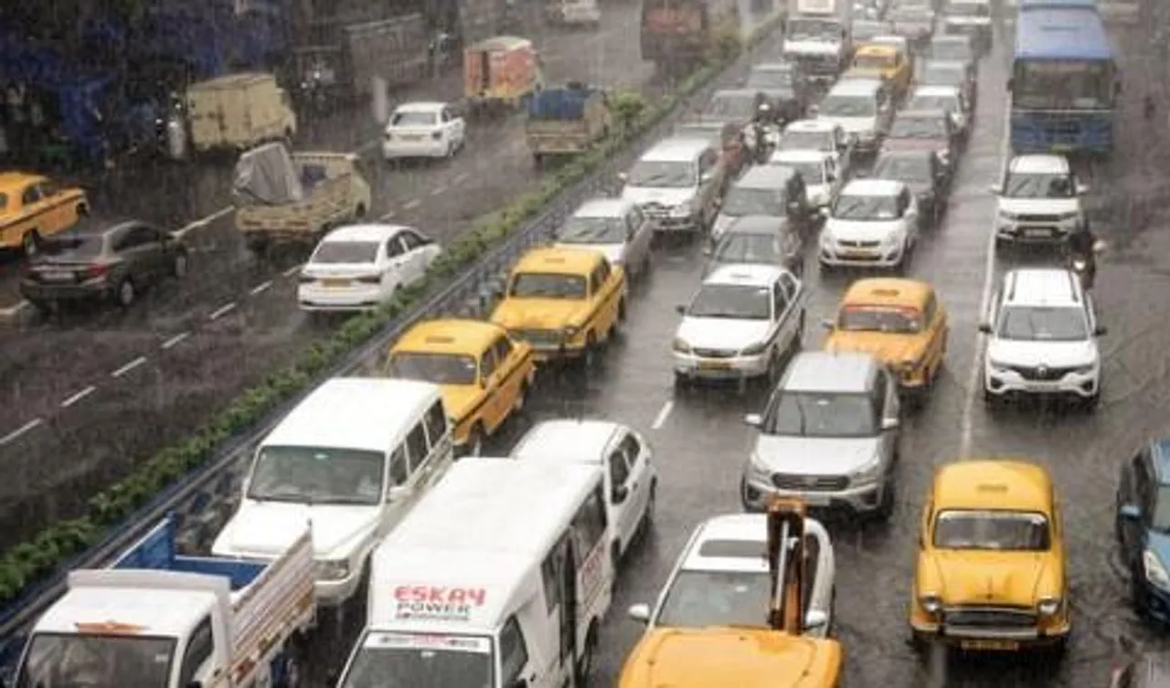 ষষ্ঠীতে ঘূর্ণাবর্ত, সপ্তমীতে নিম্নচাপ, পুজোর সময় বাংলায় ভারী বৃষ্টিপাতের সম্ভাবনা