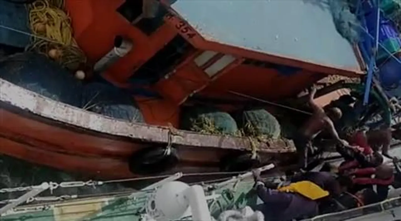 কাঁথির মৎস্যজীবীদের বিকল হওয়া ট্রলার উদ্ধার