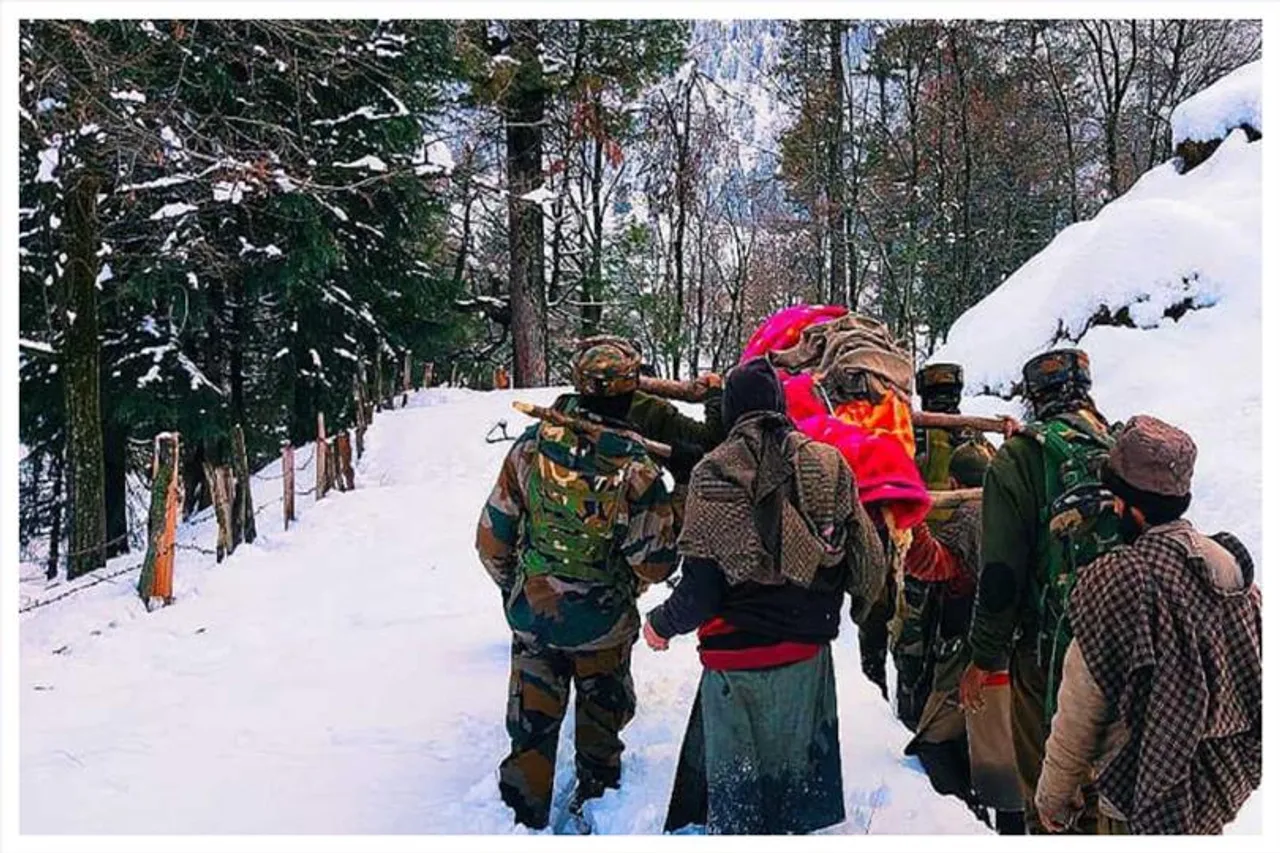 বরফ থেকে  এক গর্ভবতী মহিলাকে উদ্ধার করল ভারতীয় সেনাবাহিনী