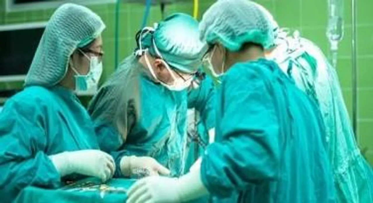 মহিলার পেট থেকে বের হল প্রায় ১৫ কেজি ওজনের টিউমার!