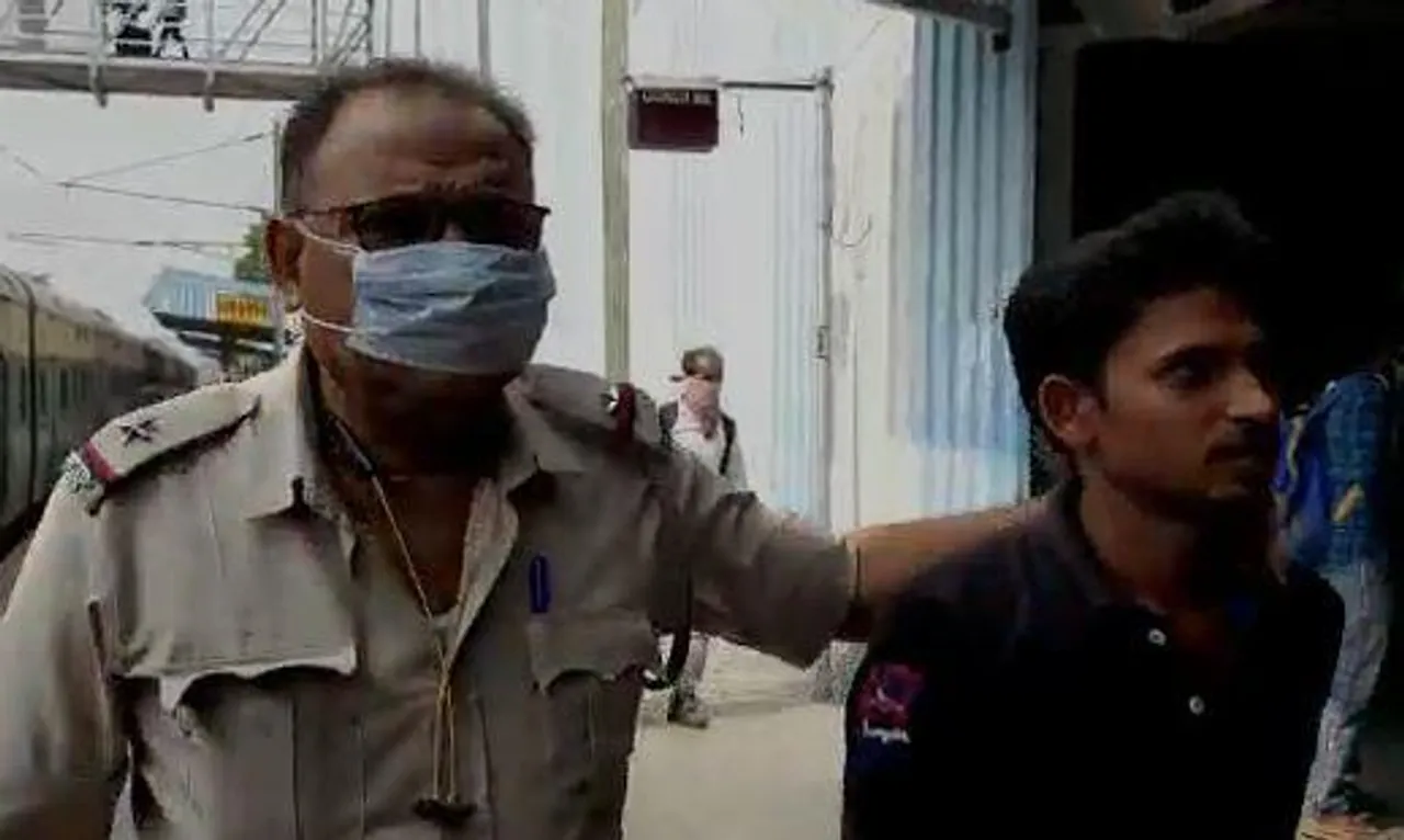 দুর্গাপুর স্টেশনে অসতর্কতার ছবি, মাস্ক না পরায় আটক ৫