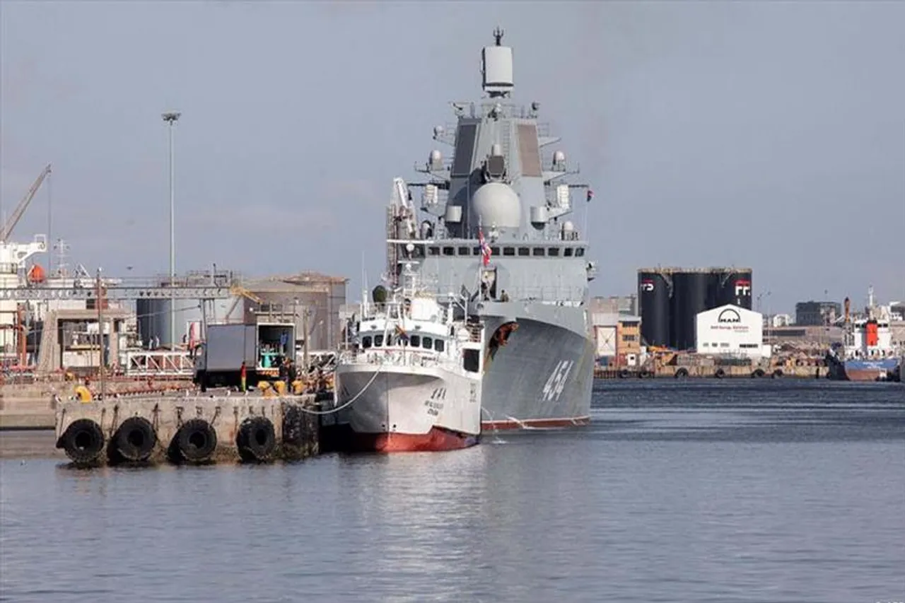 চীন ও রাশিয়ার সঙ্গে যৌথ নৌ মহড়ার আগে দক্ষিণ আফ্রিকার বন্দরে রুশ ফ্রিগেট