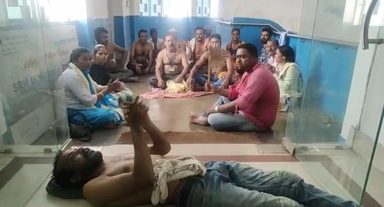 অধিকাংশ সময় বিচ্ছিন্ন বিদ্যুৎ পরিষেবা, বিক্ষোভে সামিল নাগরিক সমাজ এবং ইস্পাত কারখানার কর্মীরা