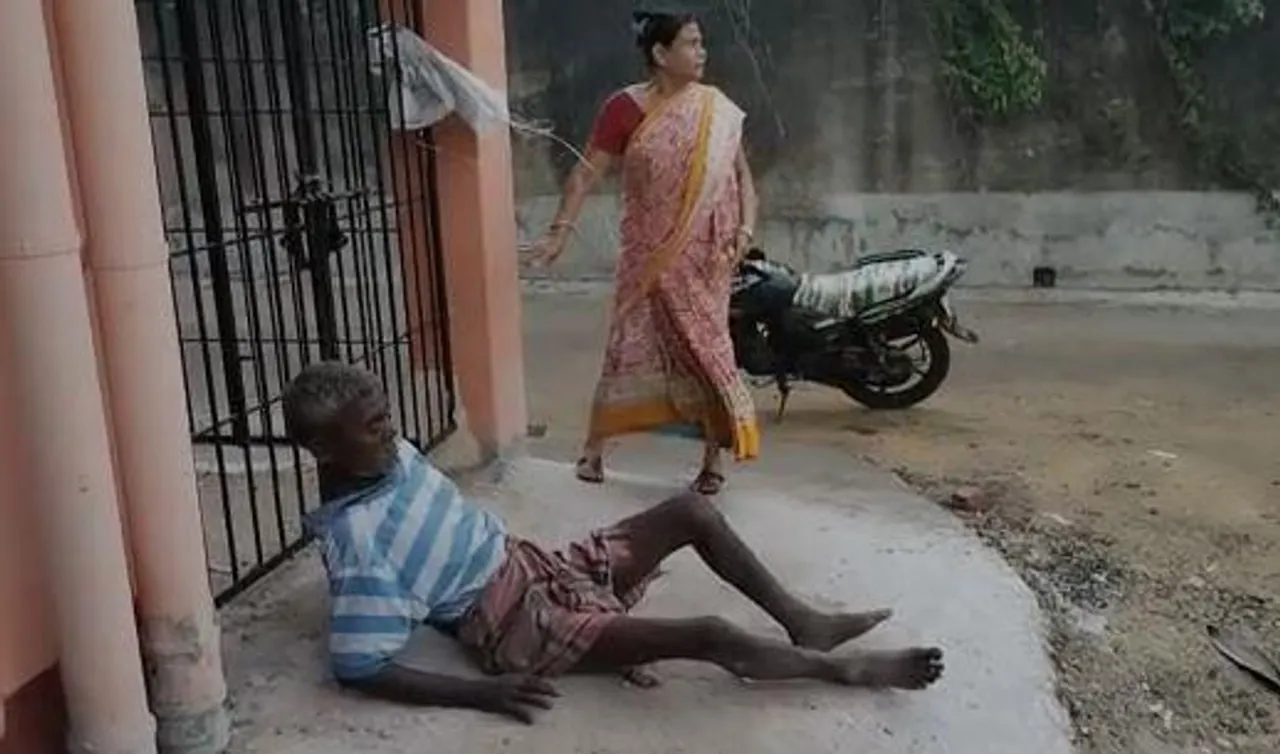 অমানবিক, বৃদ্ধ বাবাকে রাস্তায় ফেলে পালাল 'গুণধর' ছেলে-মেয়ে