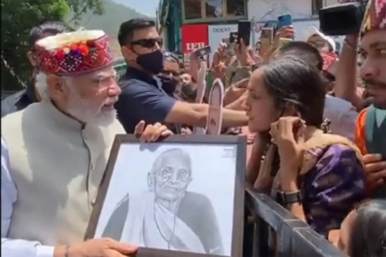 হঠাৎ গাড়ি থামালেন প্রধানমন্ত্রী,......