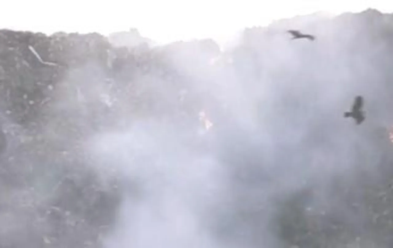 দিল্লির ভালসওয়া ল্যান্ডফিলে অগ্নিকাণ্ড, দম বন্ধ স্থানীয়দের