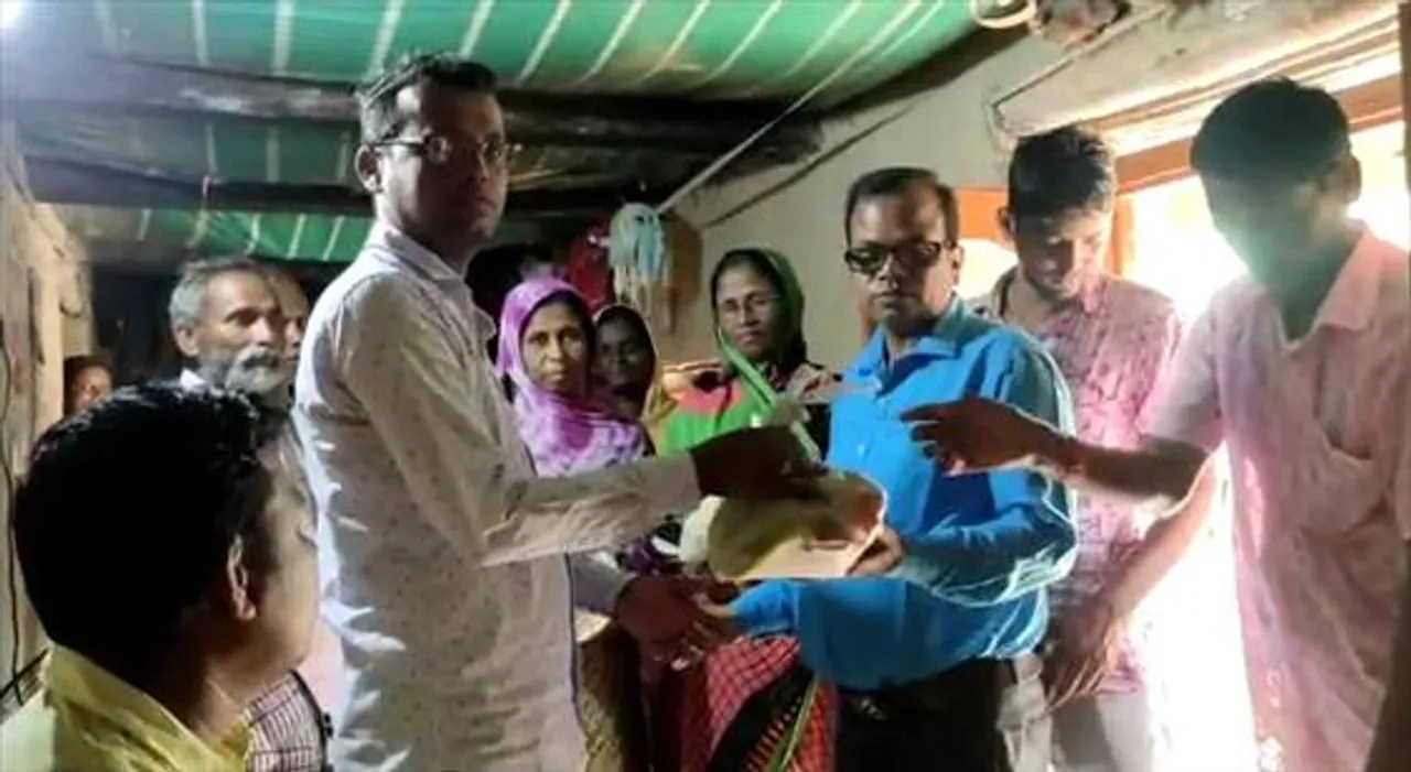 সাঁকরাইল ব্লকে মুসলিম সম্প্রদায়ের মানুষের হাতে ফল ও খাদ্যসামগ্রী তুলে দিল তৃনমূল কংগ্রেস