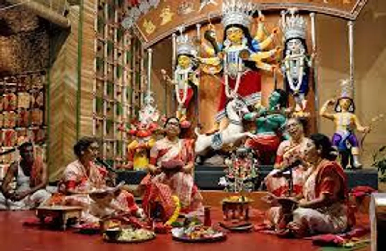 সাদার্ন অ্যাভিনিউতে ভেঙ্গে পড়েছে দুর্গা ইনস্টলেশন