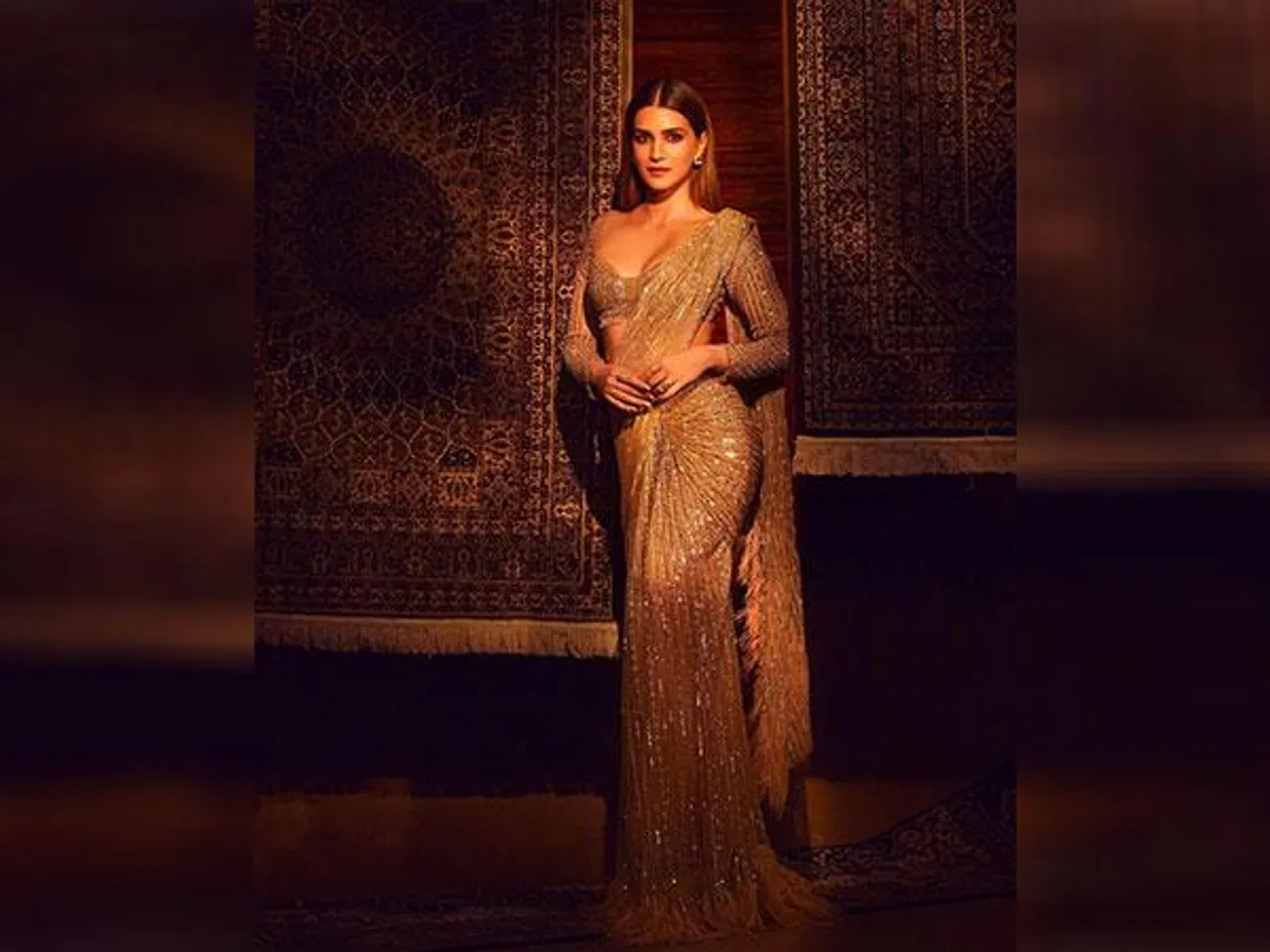 শাড়িতে মোহময়ী কৃতি , নজর কাড়লেন নেট নাগরিকদের