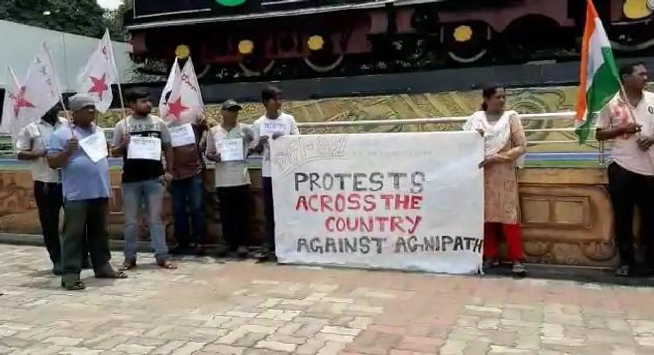 অগ্নিপথ প্রকল্পের বিরোধিতা, দুর্গাপুর স্টেশনে SFI-DYFI-এর বিক্ষোভ