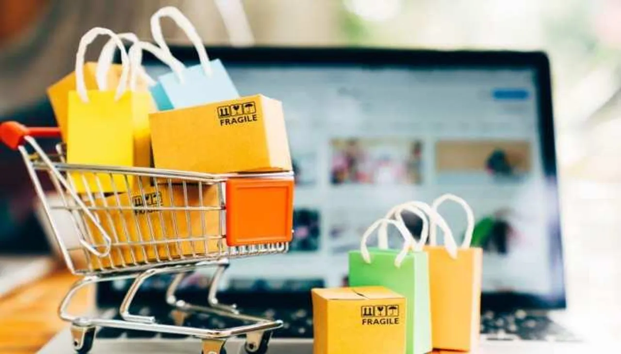 অনলাইন শপিং করতে গিয়ে প্রায় লক্ষ টাকা খোয়ালেন গৃহবধূ