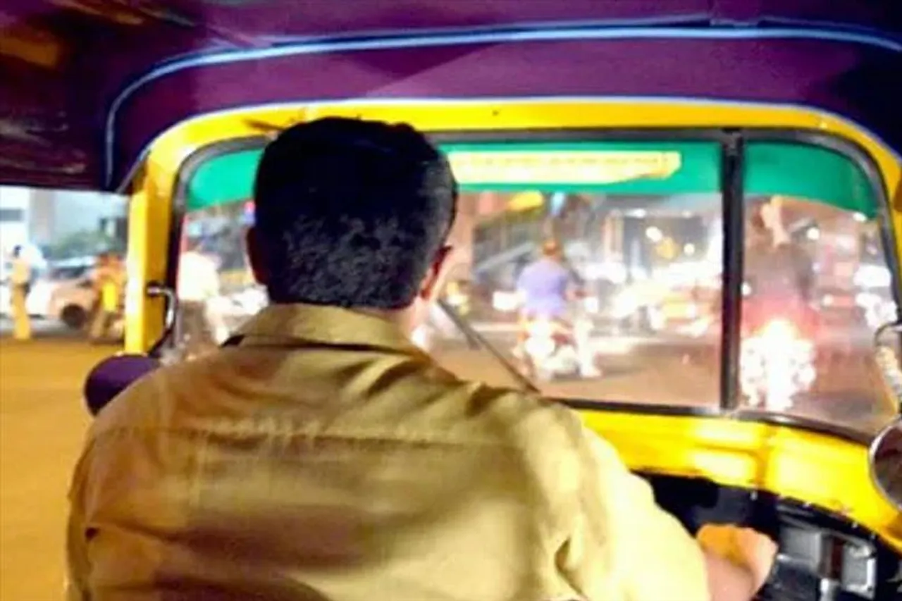 পরিষেবায় নিষেধাজ্ঞার বিরুদ্ধে প্রতিবাদে অটো-রিকশা চালকরা