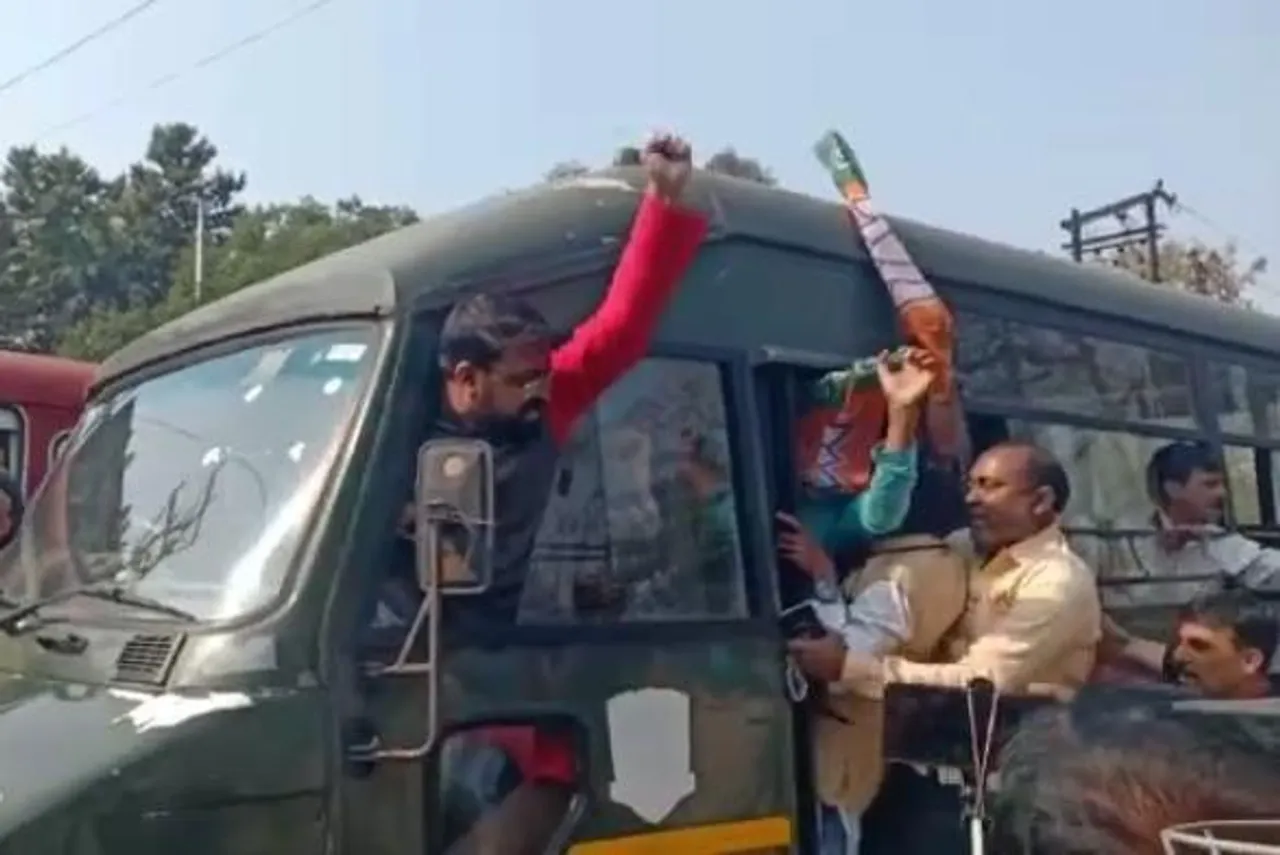 বিজেপির পথ অবরোধকারীদের আটক