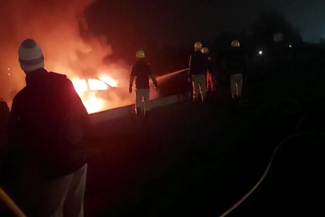 চলন্ত গাড়িতে বিধ্বংসী আগুন, প্রাণে বাঁচলেন একাধিক যাত্রী