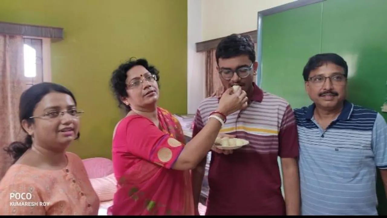 মাধ্যমিক পরীক্ষায় দ্বিতীয় স্থান অধিকার করল ঘাটাল বিদ্যাসাগর হাই স্কুলের রৌনক