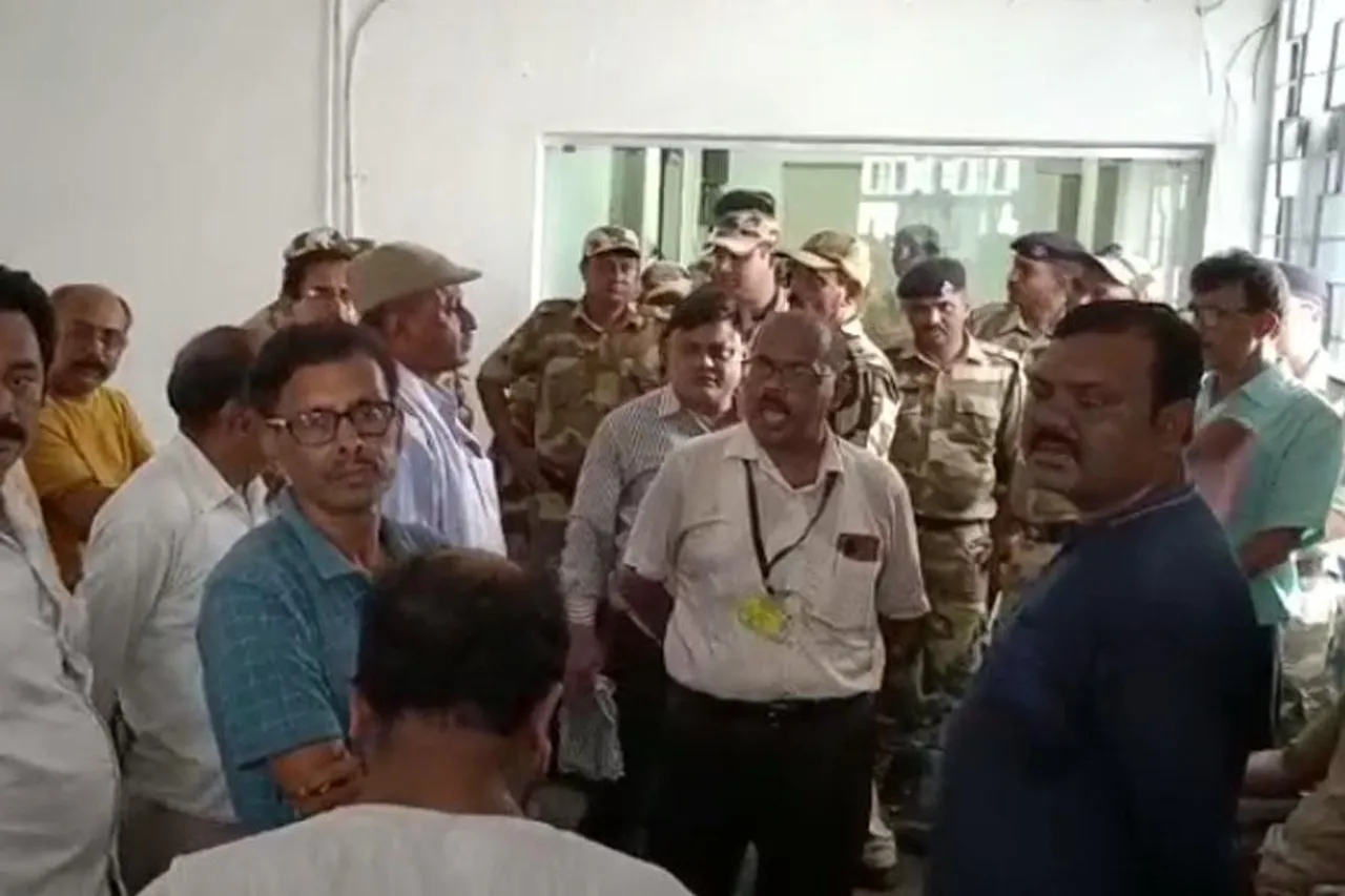 লিজিং ও লাইসেন্সের দাবিতে বিক্ষোভ