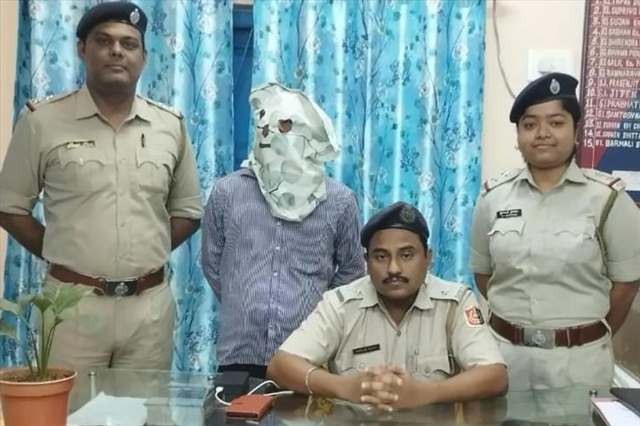 প্রতারণার অভিযোগে গ্রেফতার