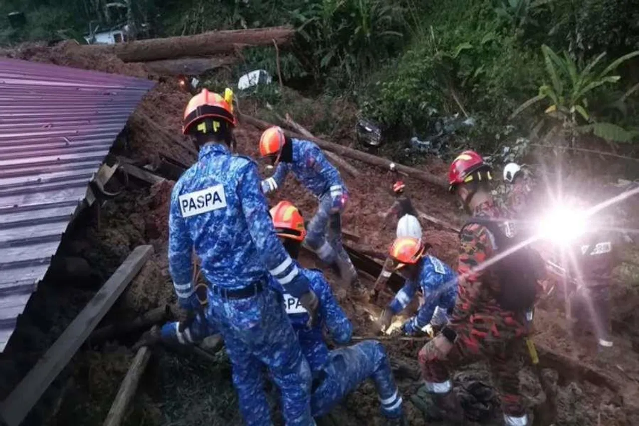 মালয়েশিয়ায় ভূমিধস: সামনে এল উদ্ধারকার্যের ভিডিও, দেখুন
