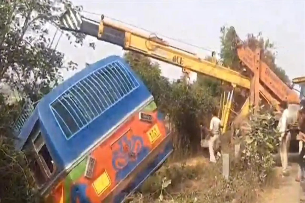 নিয়ন্ত্রণ হারিয়ে সাঁকো ভেঙে খালে পড়ল বাস, জখম ১২