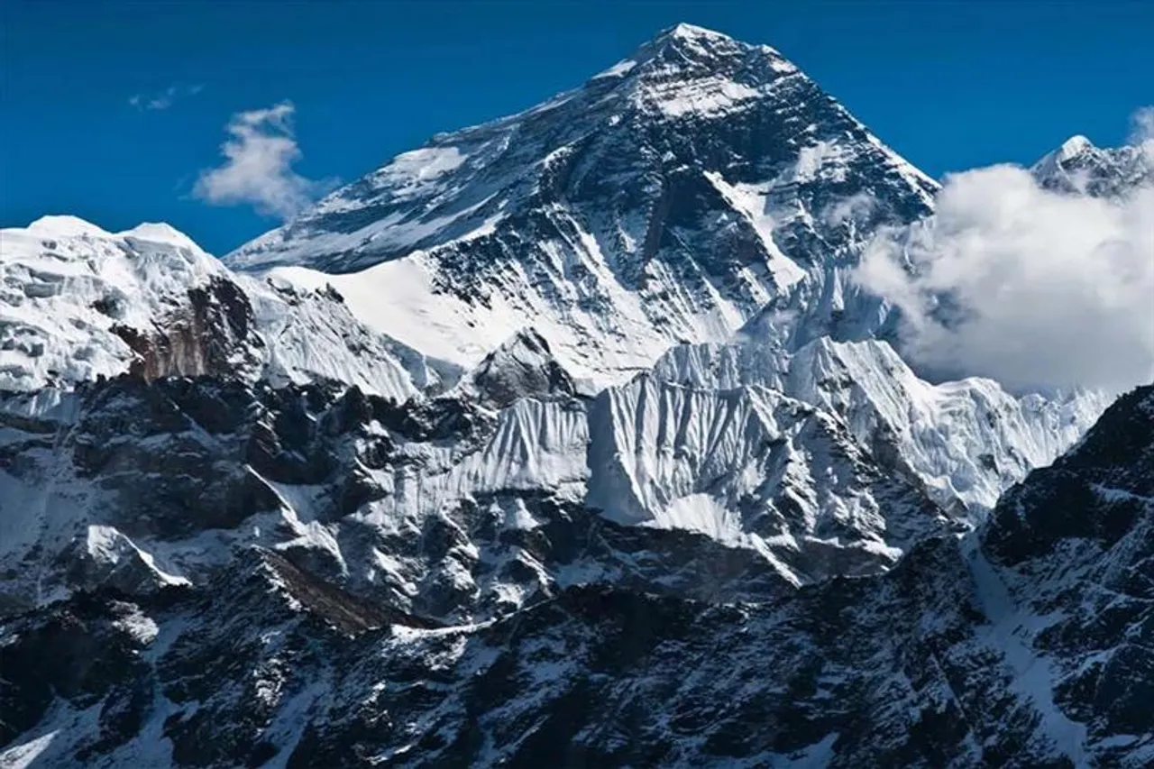 এভারেস্ট জয়ে রেকর্ড গড়ল বাংলার মেয়ে