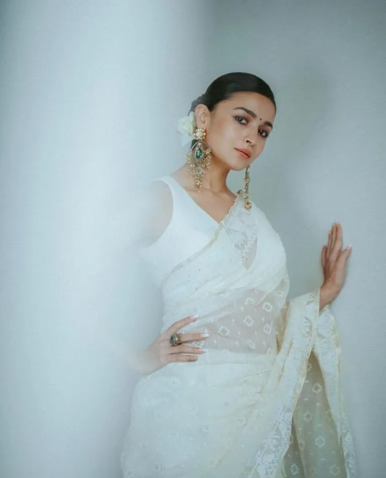 চলতি মাসেই হলিউডে আত্মপ্রকাশ আলিয়ার