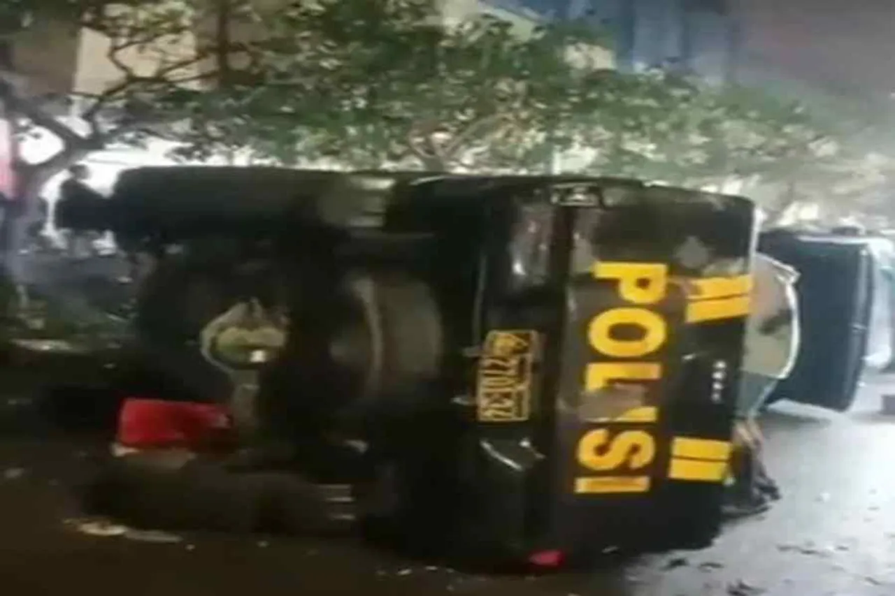 ফুটবল ম্যাচ চলাকালীন গণ-সংঘর্ষ, পুলিশের গাড়ি ভাঙচুর- দেখুন ভিডিও