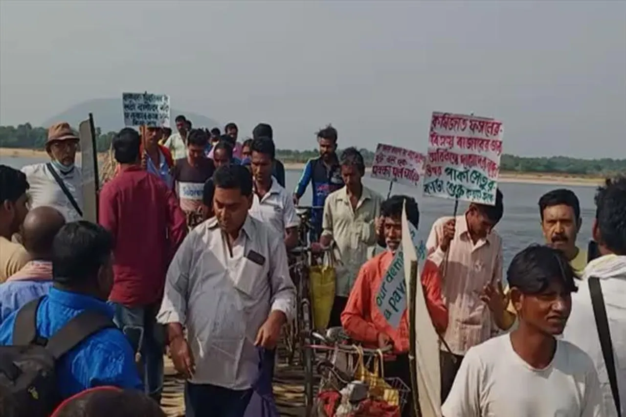 পাকা সেতুর দাবিতে বিক্ষোভ