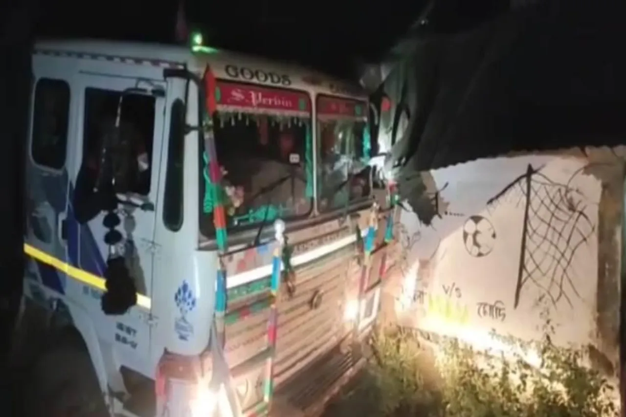 গভীর রাতে ট্র্যাকের ধাক্কা বাড়িতে