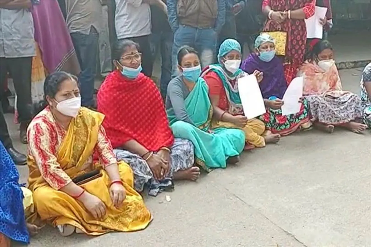 ৪ মাস বেতন না পাওয়ায় ধর্না