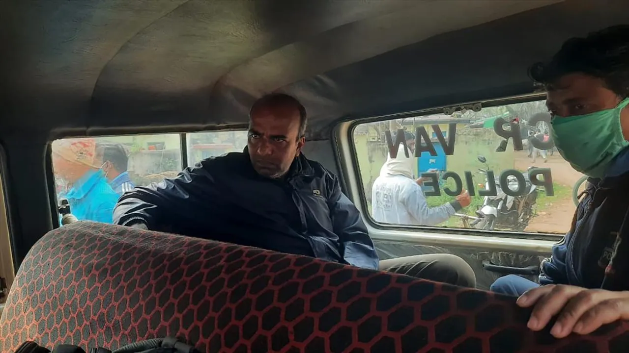 আবগারি দপ্তরের নামে টাকা আদায় করতে এসে ধরা পড়ল ভুয়ো আবগারি অফিসার