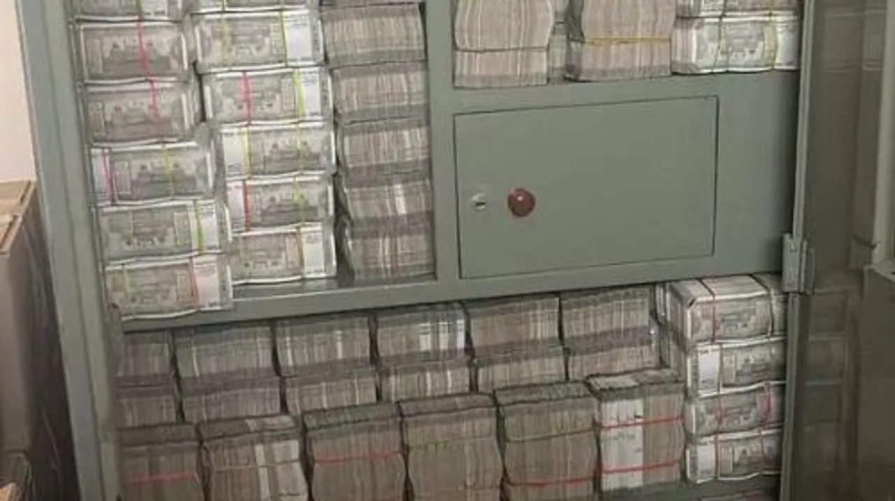 জামাকাপড়ের আলমারিতে মিলল নগদ ১৪২ কোটি টাকা