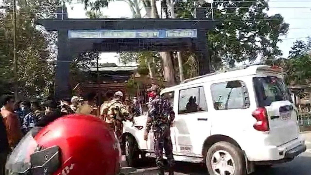 দিনহাটায় মনোনয়ন জমা ঘিরে উত্তেজনা