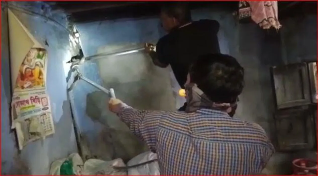 ঘর থেকে উদ্ধার ২ টি বিষধর সাপ, আতঙ্কে এলাকা বাসি