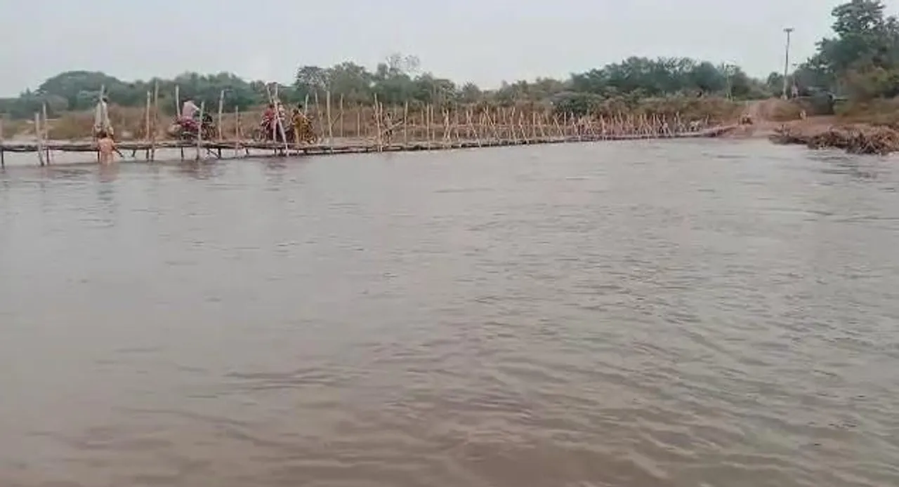 অবশেষে ডেবরার টাবাগেড়্যা এলাকায় কাঁসাই নদী পারাপারের জন্য তৈরি হলো বাঁশের সাঁকো