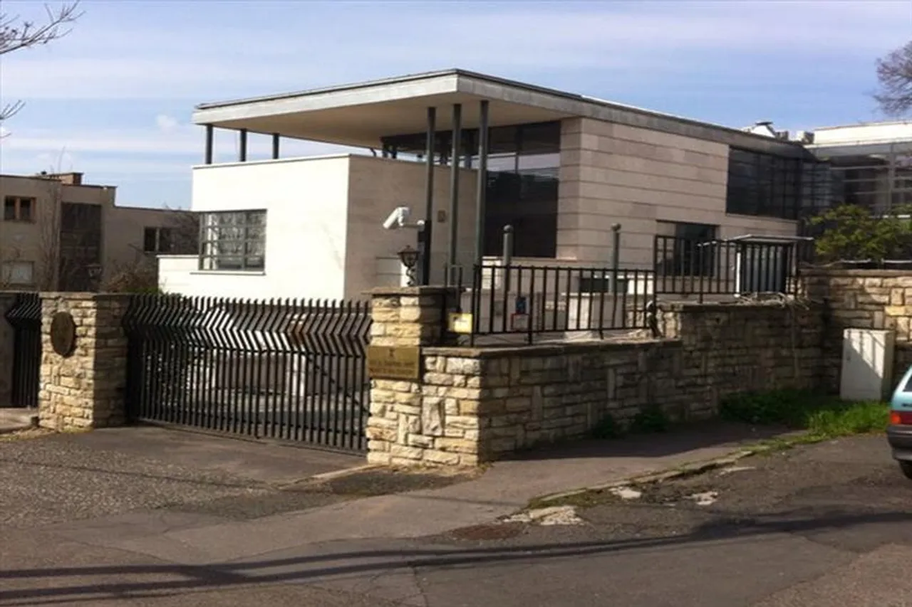 হাঙ্গেরি দিয়ে ভারতীয়দের সরিয়ে নেওয়ার পরামর্শ জারি দূতাবাসের