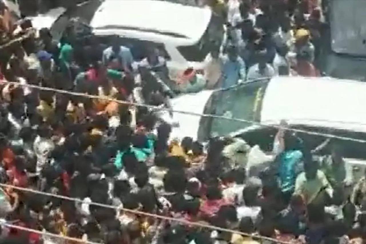 বিক্ষুদ্ধ জনতা উল্টে দেওয়ার চেষ্টা করল সাংসদের গাড়ি