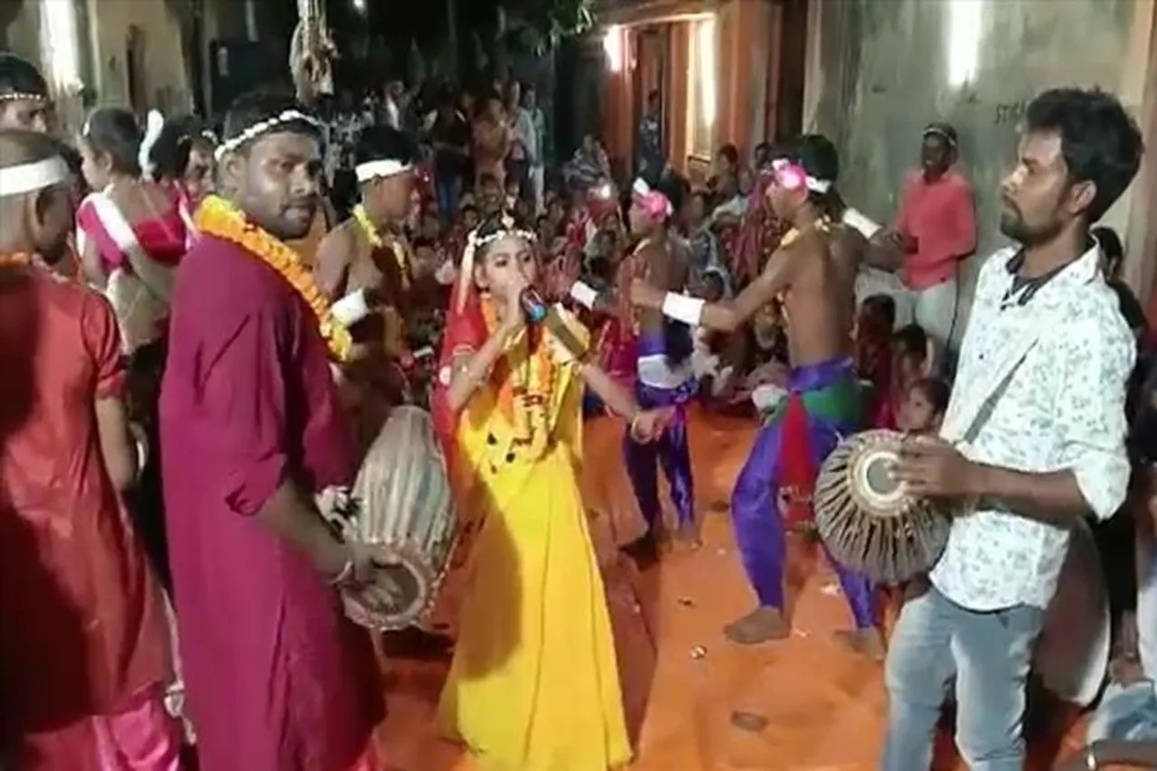 রাতভর রাধাকৃষ্ণ বন্দনায় মাতলেন ধর্মপ্রাণ মানুষজন