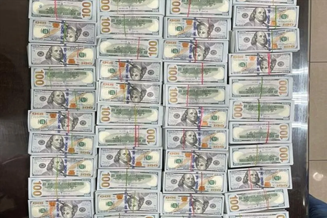 বিমানবন্দর থেকে  ৪,৯৭,০০০ মার্কিন ডলার উদ্ধার