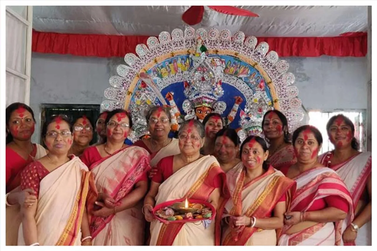 দাশগুপ্ত বাড়ির পুজোয় বিবাহিত মহিলারাই শুধু মা-কে বরণ করতে পারেন