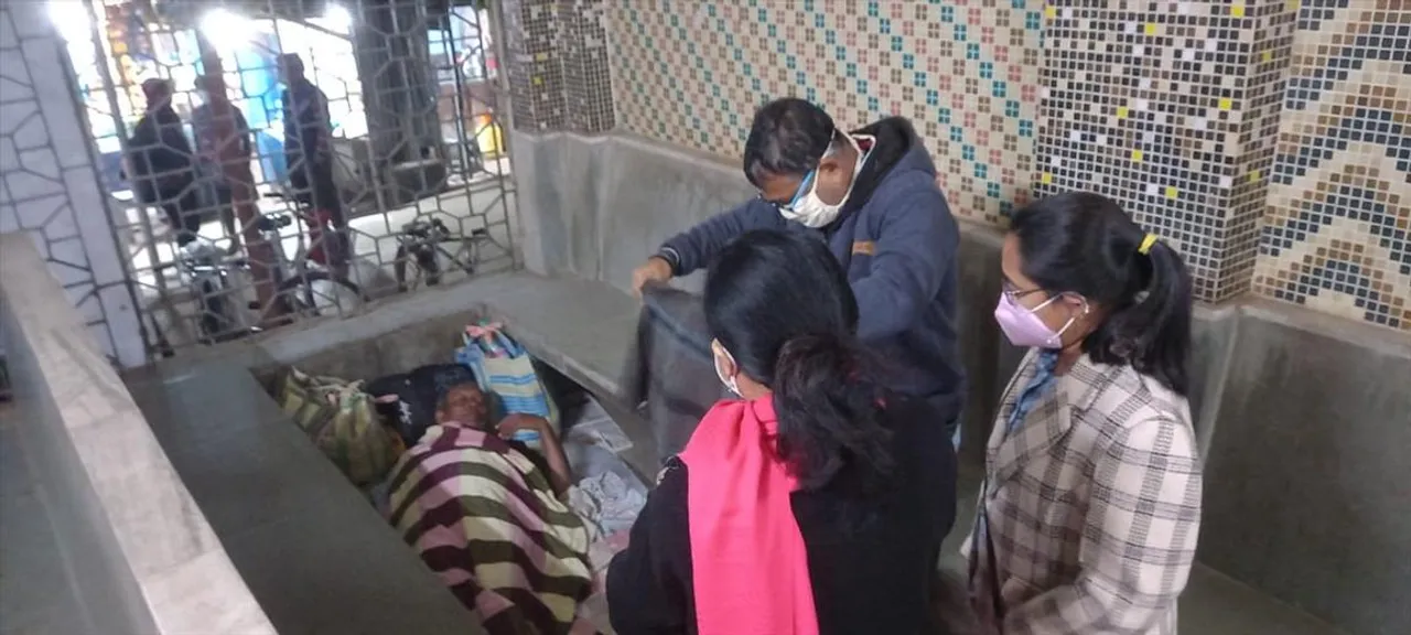 ডেবরাতে  শীতের রাতে দুঃস্থদের কাছে কম্বল নিয়ে হাজির বিডিও ও কর্মাধ্যক্ষ