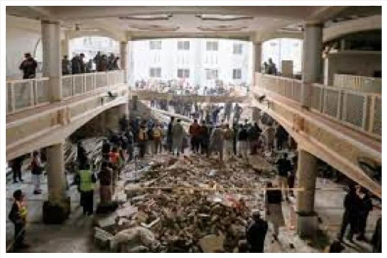 পুলিশের ইউনিফর্ম পরে পেশোয়ারে আত্মঘাতী বোমা হামলা করে দুষ্কৃতিরা