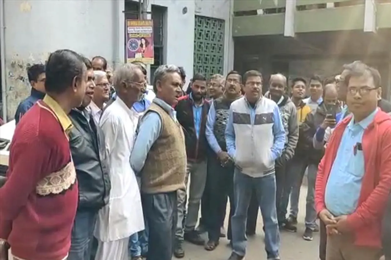 কর্মবিরতি সফল করার আহ্বান জানিয়ে পথে পশ্চিমবঙ্গ ল ক্লার্ক অ্যাসোসিয়েশন